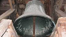 Zvon Zuzana v podhledu ve zvonovém patře nižší jižní věže jihlavského kostela sv. Jakuba.