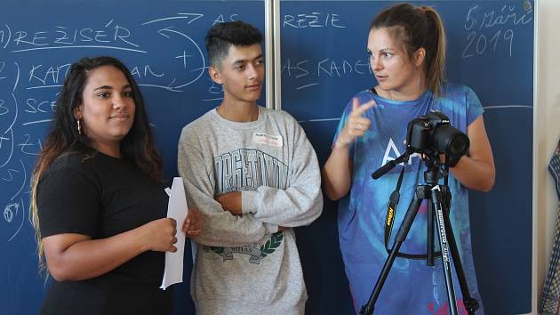 Žákům ZŠ  Jungmannova radila profesionální scénáristka a režisérka Zuzana Dubová, výsledek jejich práce bude na webu školy.