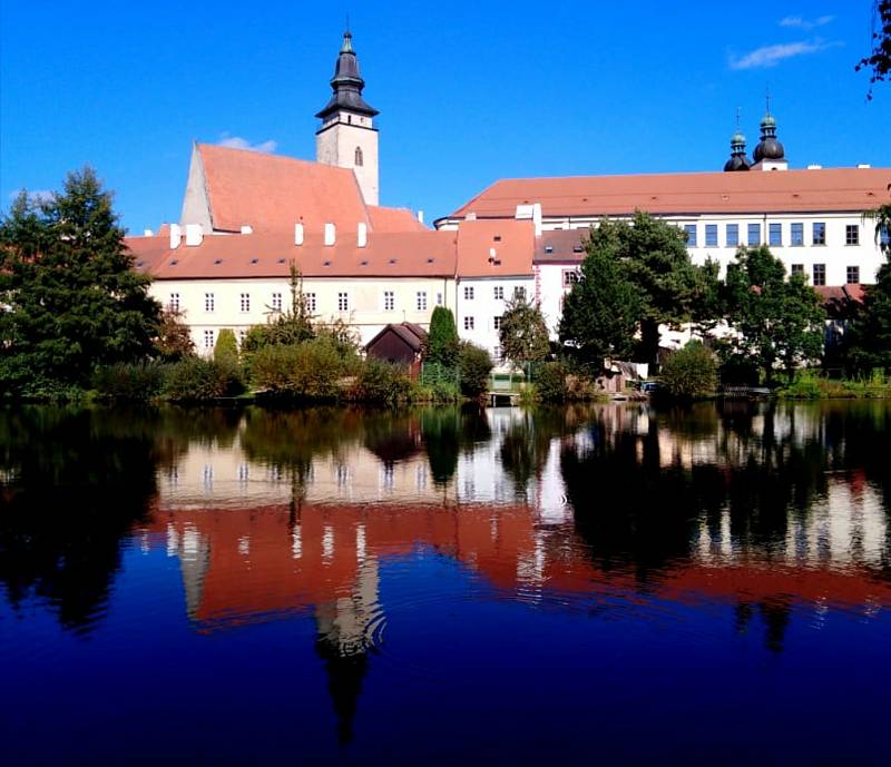 Telčské zrcadlení. Historické město je obklopené vodou prakticky ze všech stran. Podívejte se, jak vypadá v odraze.