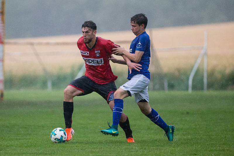 Výsledky fotbalistů Sapeli Polná (v červeném dresu) jsou v novém ročníku krajského přeboru Vysočiny doslova jako na houpačce.