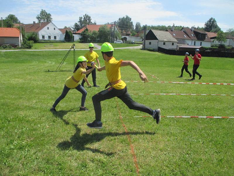 Hasičská soutěž dětí 9. června v Růžené. Na obrázku tým z Lovětína.