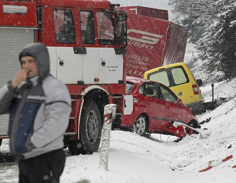 Hromadná nehoda 14 vozidel na 127. km dálnice D1.