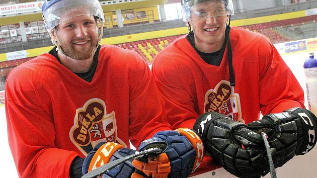 Hokejový obránce David Musil (na snímku vlevo s bratrem Adamem) se vloni v létě připravoval na ledě mateřské Dukly Jihlava.