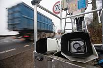 Instalace kamer pro měření rychlosti na silnici 602 v Hosově u Jihlavy.
