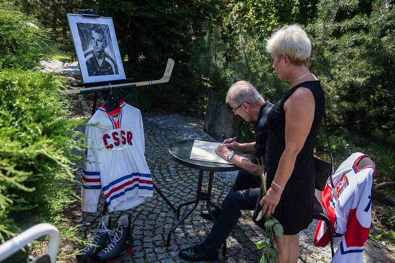 Pohřeb československého hokejového útočníka Jana Hrbatého.