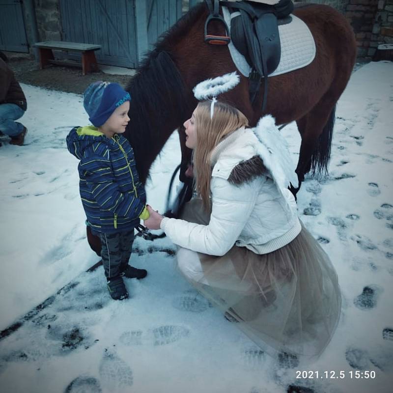 V Mrákotíně je nadílka z koňského hřbetu už tradicí. Nadílelo se takto i v loňském roce.