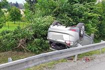 Nehoda v Hladově na Jihlavsku. Řidič zřejmě usnul za volantem.