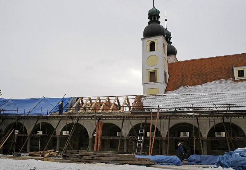 Na telčském zámku se pohybují řemeslníci hned na několika místech. Ve čtvrtek se pracovalo například na střeše v zahradním traktu