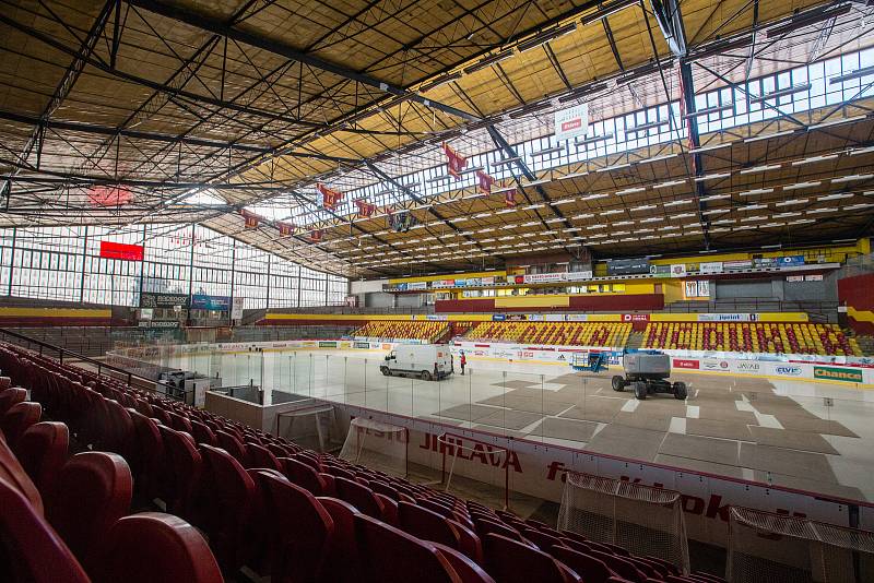 Rentgenová kontrola střechy Horáckého zimního stadionu v Jihlavě.