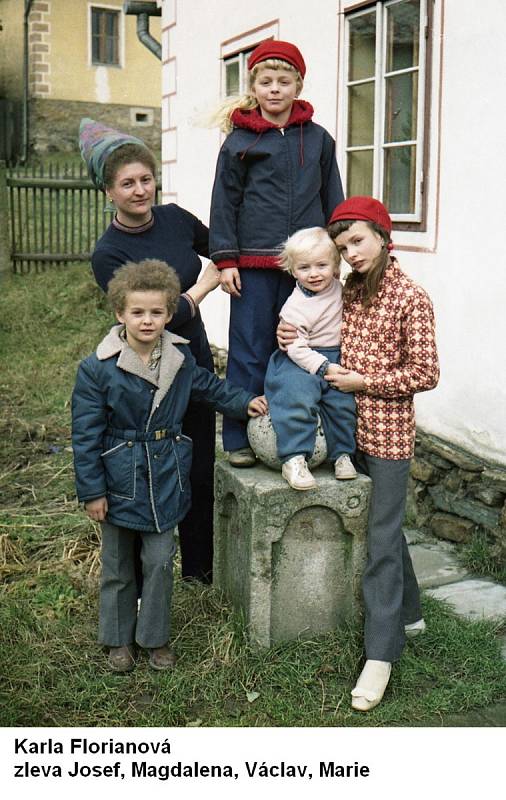 Karla Florianová se svými dětmi. Zleva Josef, Magdalena, Václav a Marie.