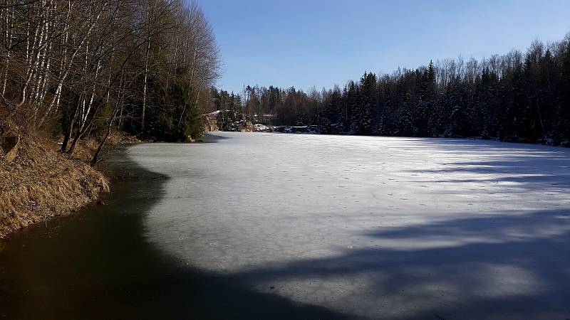 Lom u Třeště láká k procházkám i otužileckému koupání.