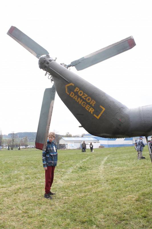 Návštěvníci akce k výročí paravýsadku Out Distance si mohli prohlédnout vojenský vrtulník Armády České republiky. Parašutisté se potom snesli z nebe.