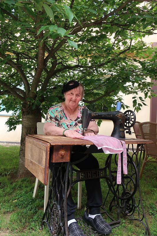 Fotografie vznikaly zhruba tři měsíce v rámci akviziční terapie, při které speciálně vyškolený personál připomíná klientům milé doteky, zvuky, vůně, události.