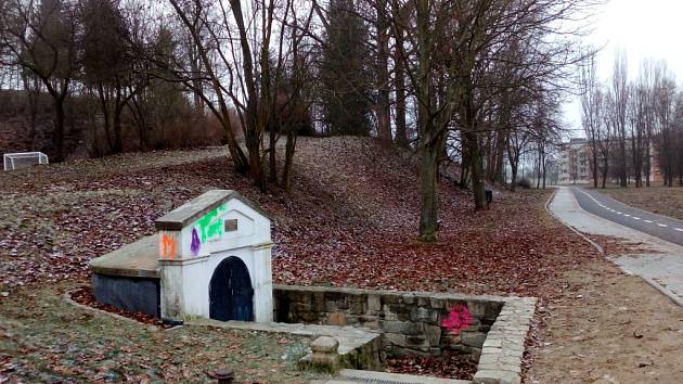 Vandalismus. Nově opravené zastřešení studánky U Skalky kdosi počmáral obrázky i nápisy. 