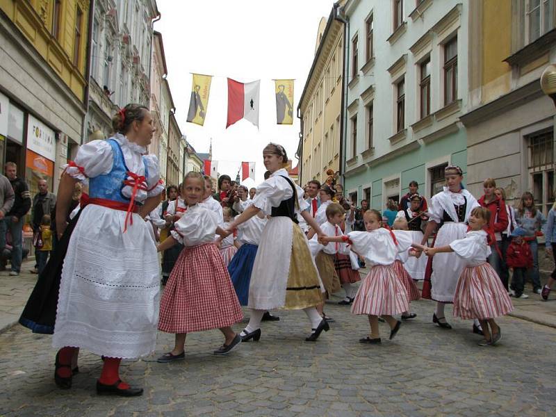 I v sobotu se vydal havířský průvod ulicemi centra Jihlavy, havíře doprovázel krojovaný průvod.