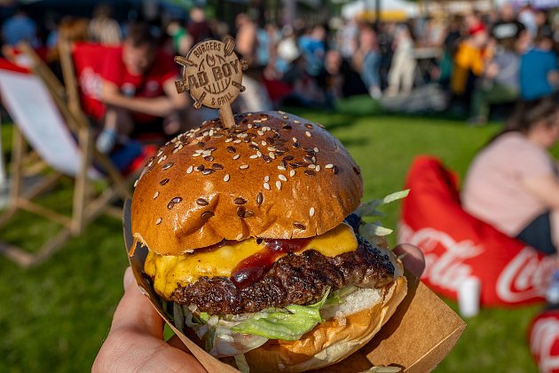 Burger Festival v Jihlavě přivítal stovky lidí. Příchozí si mohli pochutnat na burgerech  z celého světa. Foto: Deník/Adéla Poláčková