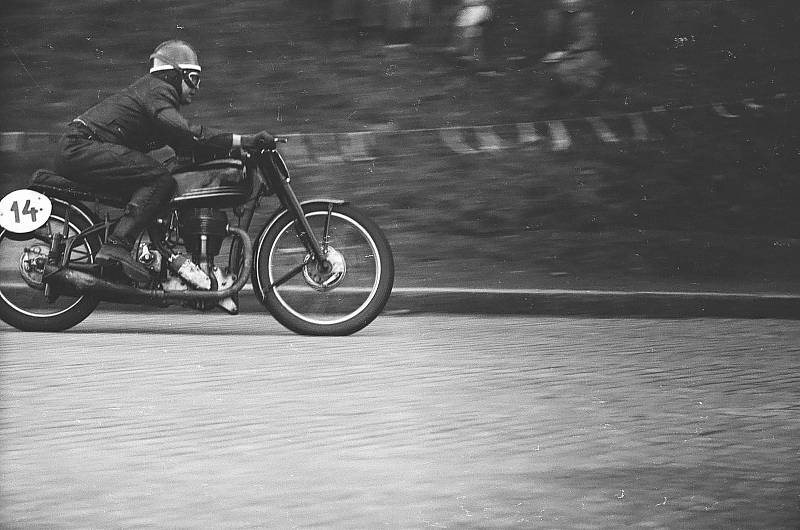 Motocyklový závod v krajské Jihlavě v roce 1954. V něm se představily ty největší hvězdy českého motocyklového sportu.