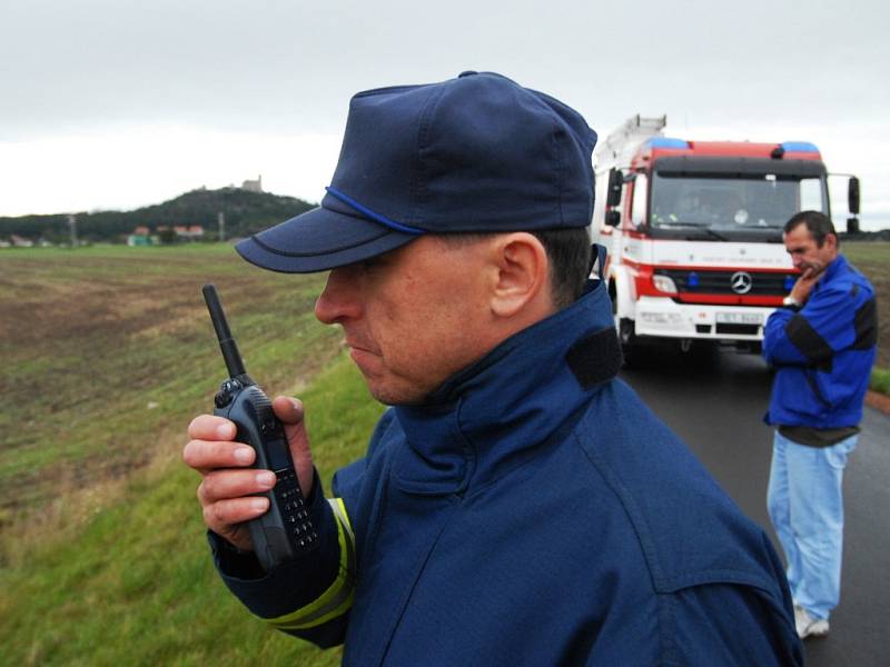 Zbytečné výjezdy. Zřejmě nějaký vtipálek se ve volném čase baví tím, že volá na linku hasičů, a vysílá tak jednotky k fiktivním nehodám. 