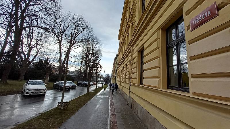 Tyršovou ulicí se nyní jezdí pouze ve směru do kopce, od května se tam jednosměrný provoz otočí. Větší problém než změny v dopravě pro místní ale bude chystaná  výstavba Horácké multifunkční arény.