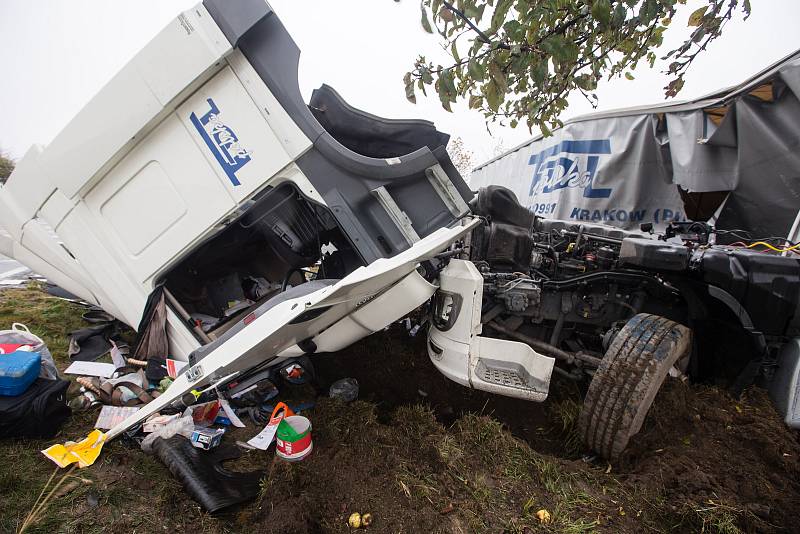 Dopravní nehoda linkového autobusu s kamionem na křižovatce silnice II/602 a II/351 mezi Vysokými Studnicemi a Řehořovem.