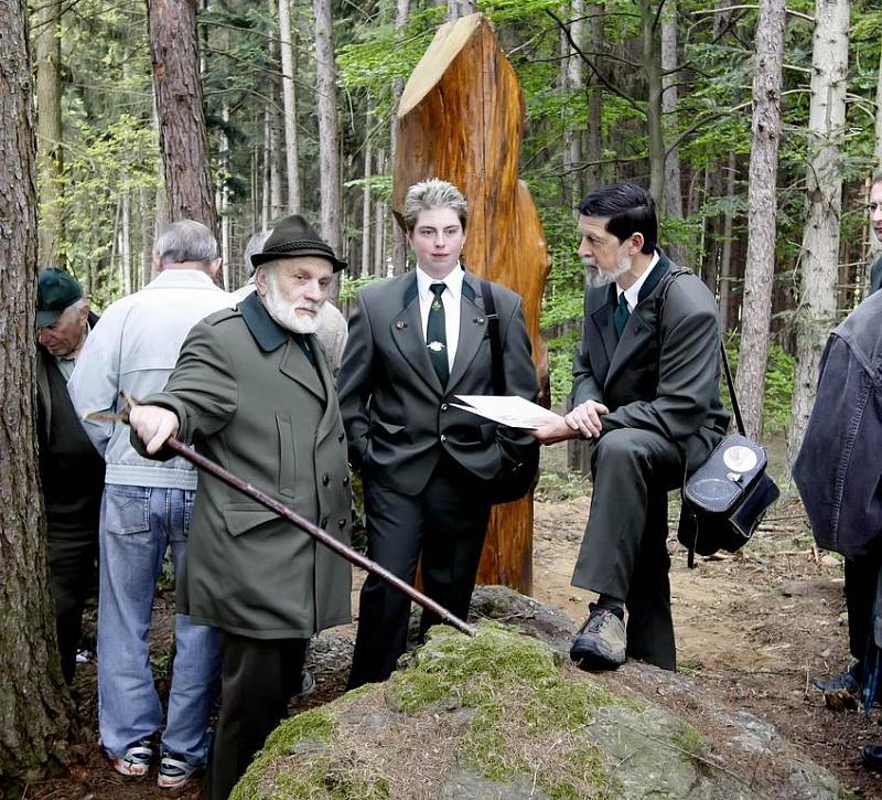 Odhalení a vysvěcení nového pomníčku sv.Huberta si připomněli myslivci, zástupci města, i lidé z řad veřejnosti. 