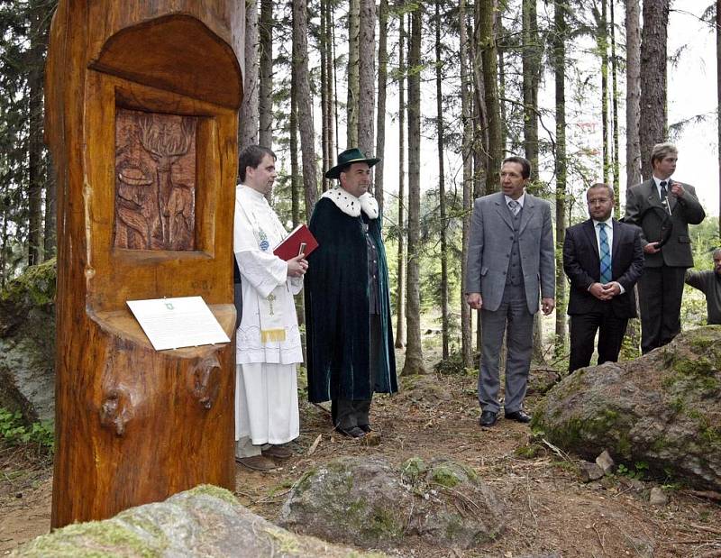 Odhalení a vysvěcení nového pomníčku sv.Huberta si připomněli myslivci, zástupci města, i lidé z řad veřejnosti. 