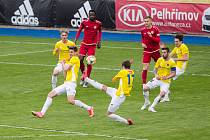 V sobotním utkání 6. kola FORTUNA: NÁRODNÍ LIGY vyhráli fotbalisté Jihlavy (ve žlutých dresech) na stadionu Chrudimi (v červeném) těsně 1:0.