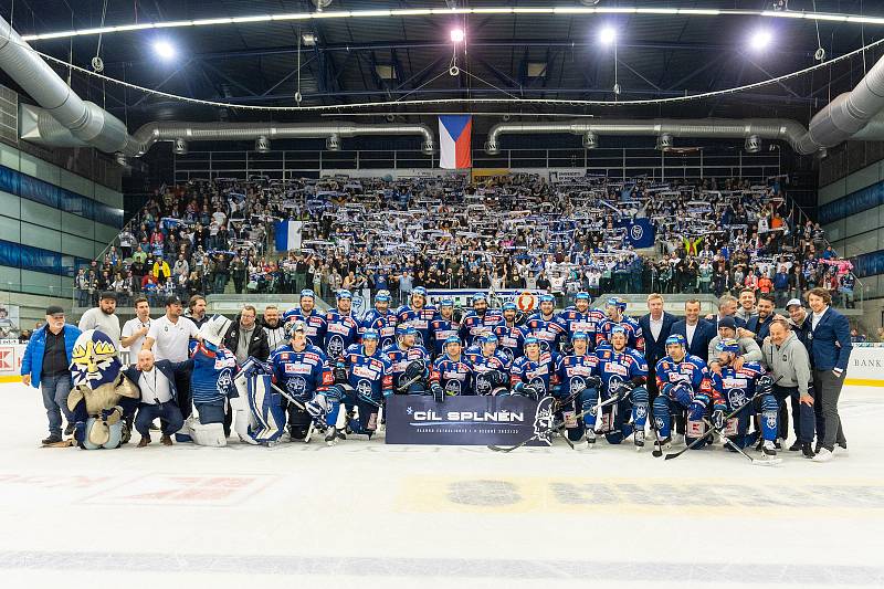 Hokejisté Kladna (v modrém) rozhodli třetí třetinu pátého barážového souboje s Duklou góly Matěje Berana a Tomáše Plekance a zůstávají extraligoví I pro další sezónu 2022/2023.