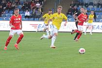 V utkání 12. kola FORTUNA:NÁRODNÍ LIGY museli být fotbalisté FC Vysočina Jihlava (ve žlutém) moc rádi za bod ve Varnsdorfu po remíze 3:3.