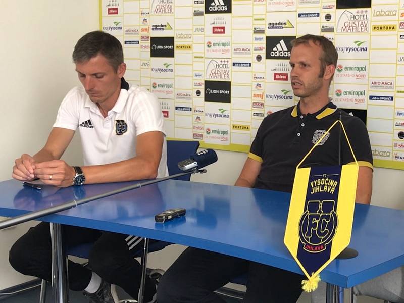 Trenér FC Vysočina Jan Kameník má pro jarní část druhé ligy více cílů. Ředitel klubu Lukáš Vaculík (vpravo) věří nové posile Tijani Belaidovi.