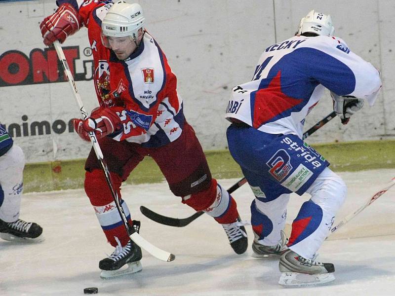 Hokejisté Havlíčkova Brodu (vlevo Vladislav Kubeš) na domácím ledě nestačili na Vrchlabí. 