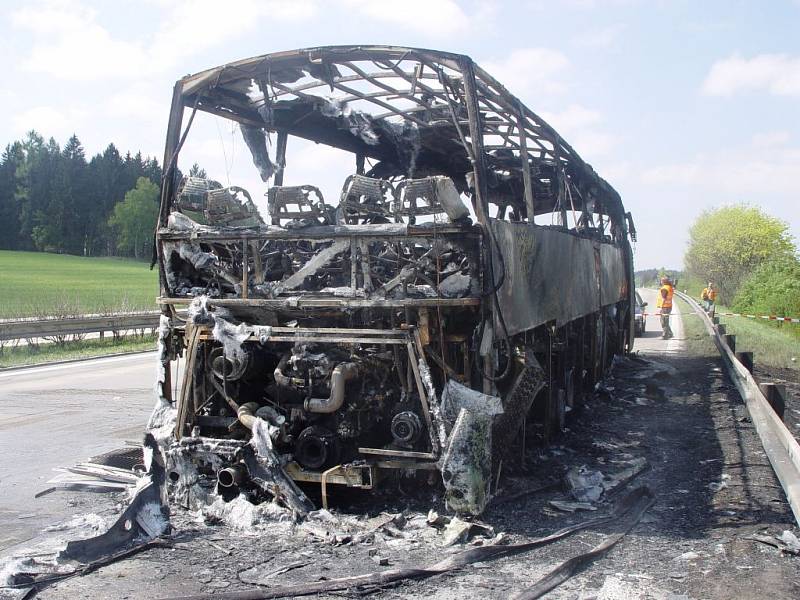 Požár autobusu na dálnici D1 u Humpolce.