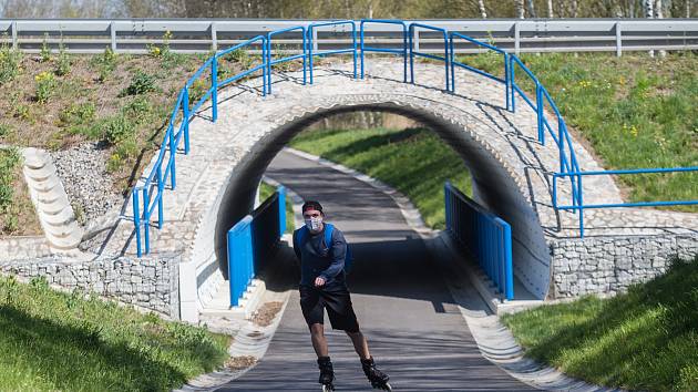 Test ohleduplnosti. Lidé sportují s rouškami i bez. Cyklostezku vzali útokem