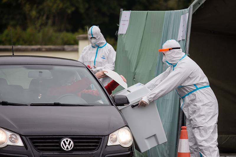 Lidé v karanténě mohou volit například v drive in stanu v Jihlavě.