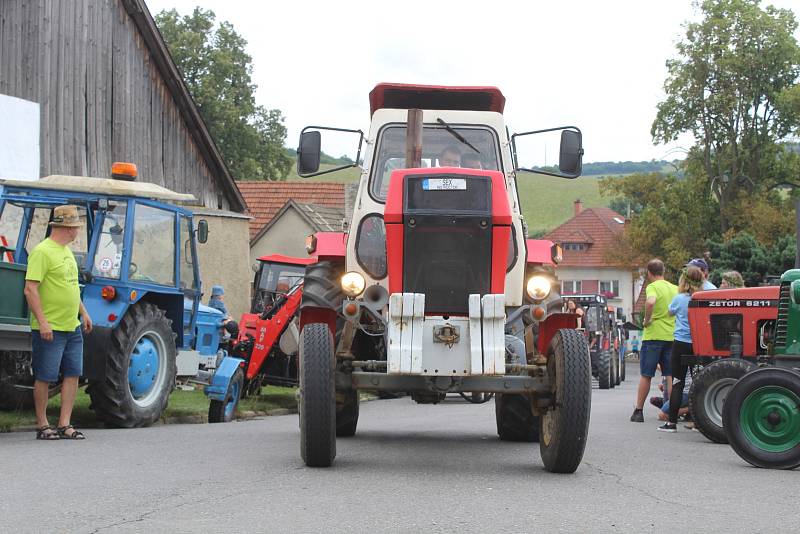 Spanilé jízdy Kamenicí se účastní každý rok více a více traktorů. Při letošním pátém ročníku jich už bylo kolem devadesátky.