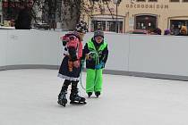 Navzdory nepřízni počasí si děti v Polné cestu na karneval na ledě našly.