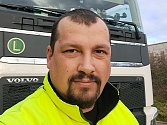Tomáš Kašpar jezdí za volantem kamionu po celé Evropě. Podle něj jsou na dálnici D1 větší hrozbou řidiči osobních aut než jeho kolegové. Foto: poskytl Tomáš Kašpar