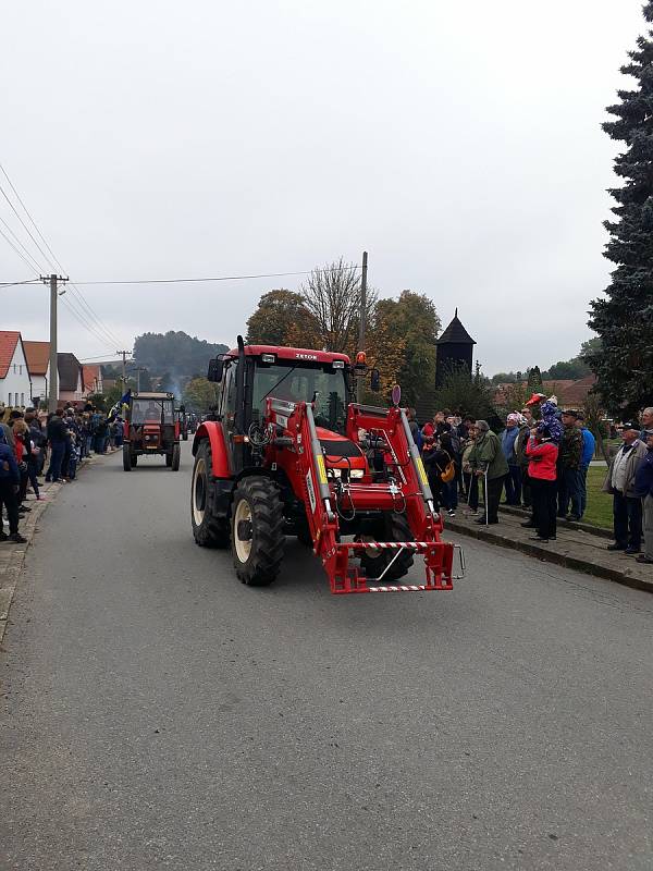 V Třeštici se konal oblíbený sraz traktorů Zetor. K vidění bylo přes sto Zetorů.