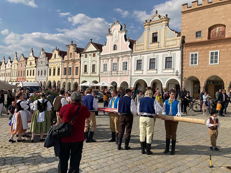 Tradice stavění máje folklorního souboru Podjavořičan Telč. Rok 2022.