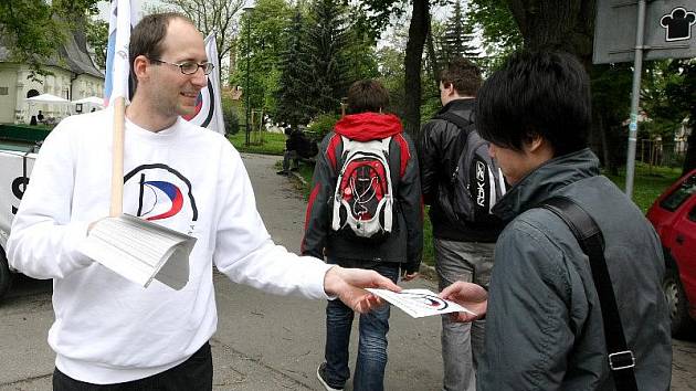 Pirátská strana jako nováček na politické scéně oslovovala mladé lidi přímo programově. Na jejích mítincích to vypadalo spíš jako na studentské party. Na mladé voliče ale útočila také reklama, do politiky je vtáhly sociální sítě.