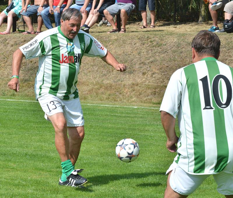 Na hřišti ve Stáji to žilo. Přítomní mohli nakouknout do historie klubu TJ Sapeli Polná a užít si nádherné odpoledne a večer s legendami fotbalu Antonínem Panenkou, Karolem Dobiašem a spol.