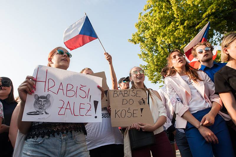 Na Masarykově náměstí v Jihlavě se 5. června sešli lidé na demonstraci proti premiérovi Andreji Babišovi a chystané vládě s podporou komunistů.