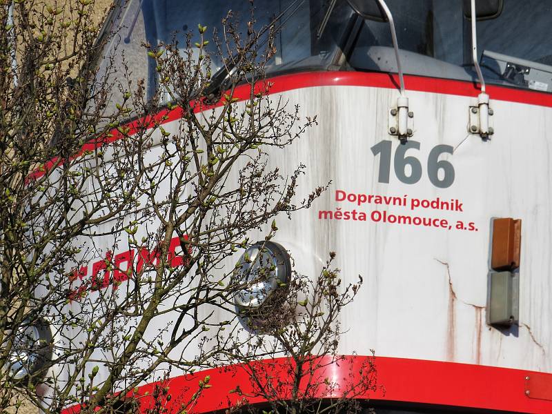 Tramvaj na střeše garáže, v ulici Lidická kolonie v Jihlavě, je umístěna od 26. července 2018.