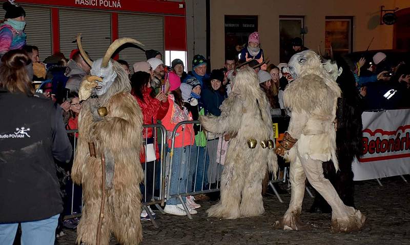 Krampusáci si podmanili polenské Husovo náměstí.