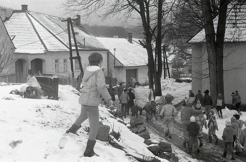 Masopustní veselí začíná po Třech králích. Průvody už druhým rokem nejsou, připomenout si je můžeme na historických fotkách. Tyto z Jezdovic u Třeště.