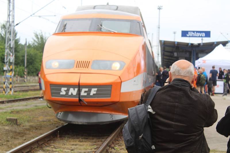 Souprava TGV, která v roce 1981 jela rekordní rychlostí 380 kilometrů v hodině, bude až do odpoledne k vidění na jihlavském hlavním nádraží.