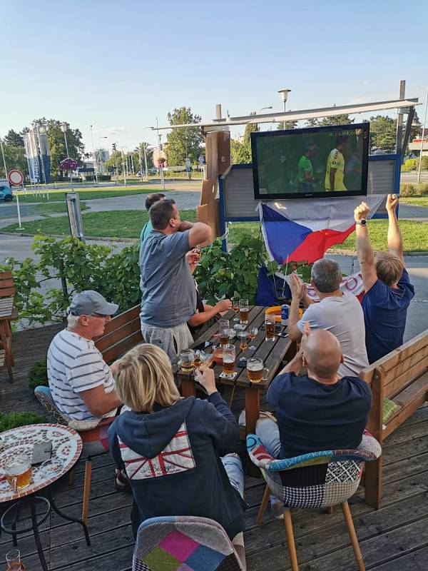 Takto fandí českým fotbalistům fanoušci v Brně.