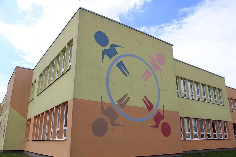 Školáci z Velkého Beranova se mají na co těšit - tělocvična bude "v novém", budou mít i nový venkovní areál.