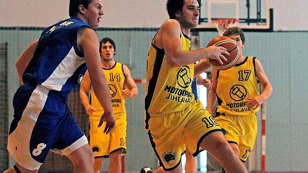 Jihlavští basketbalisté (s míčem Ondřej Králík) byli o víkendu stoprocentní