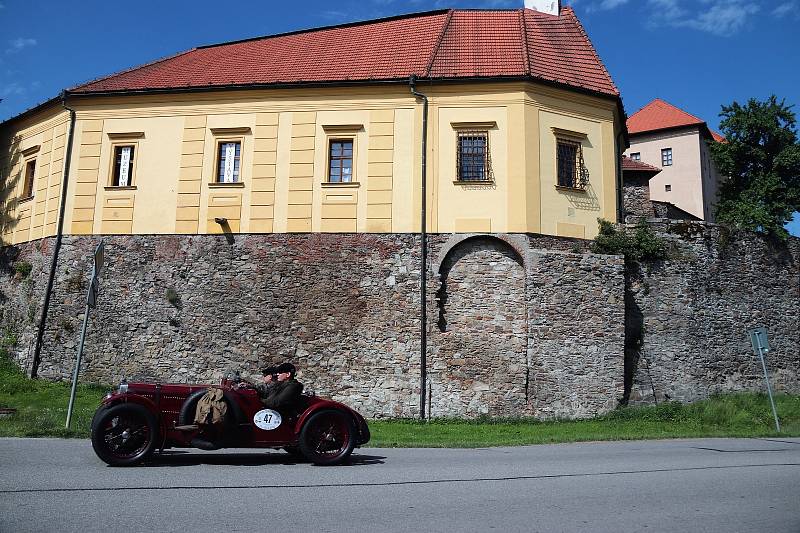 Účastníci historické jízdy 1000 mil československých zavítali do Polné.